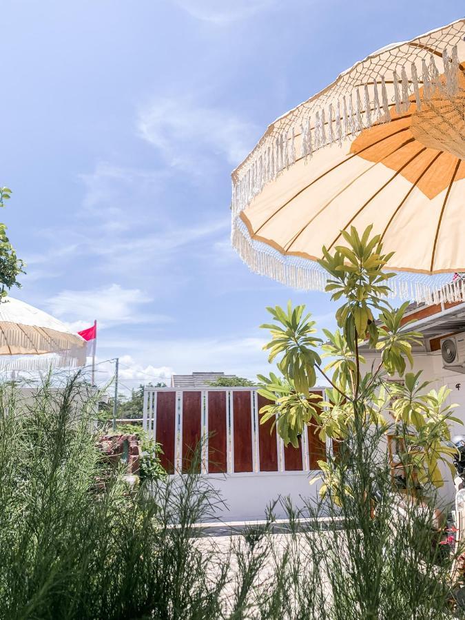 Tropical Paradiso Homestay バニュワンギ エクステリア 写真